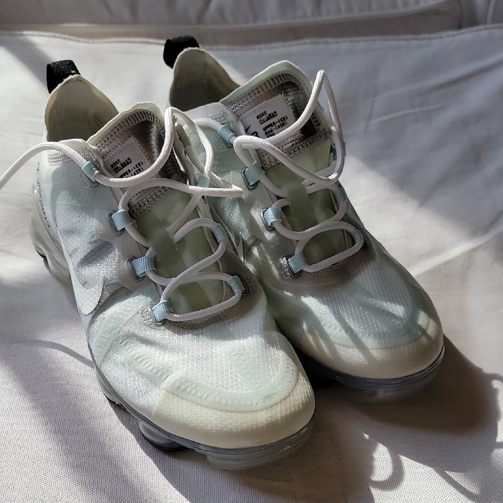 Nike VaporMax Flyknit in Light Green and White